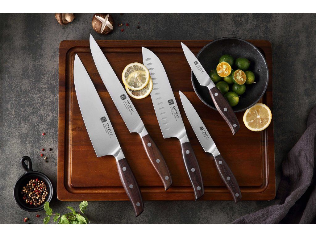 Messerset XinZuo Zhi B35 auf dem Schneidebrett