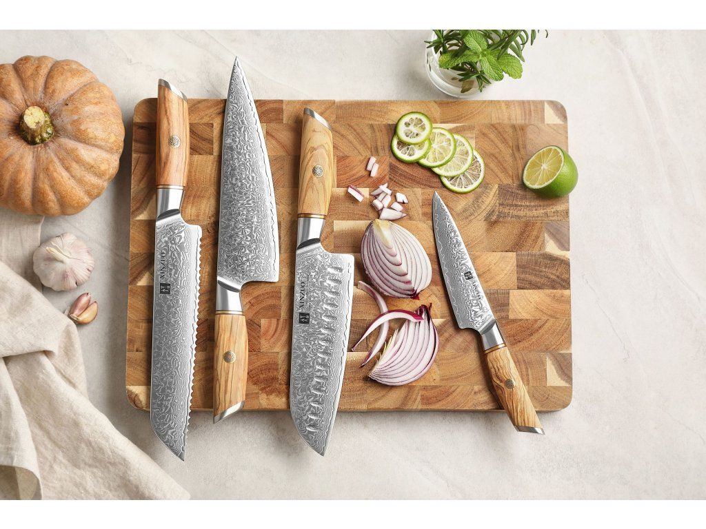 Messerset XinZuo B37 auf dem Schneidebrett