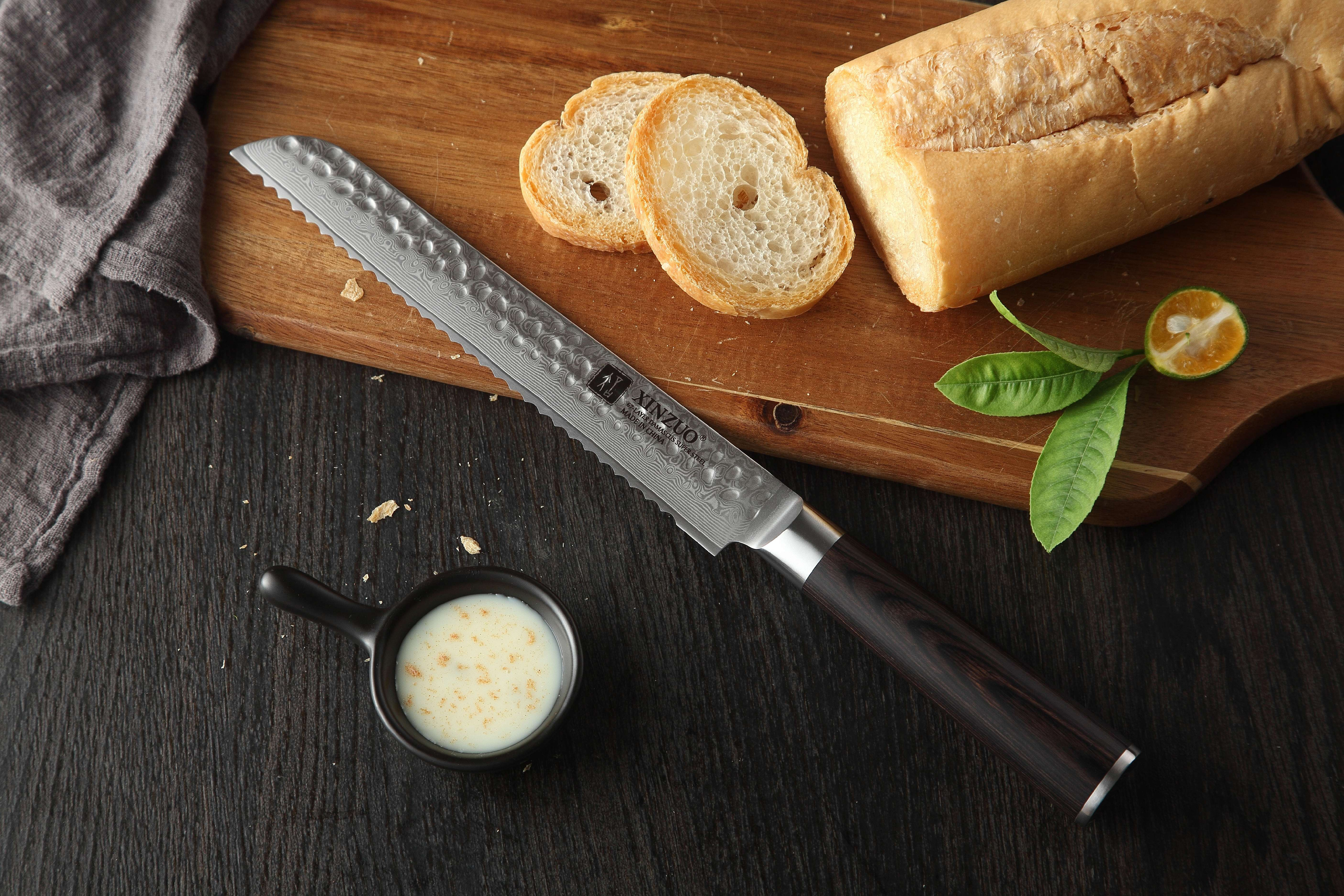 Brotmesser XinZuo He B1H auf dem Schneidebrett